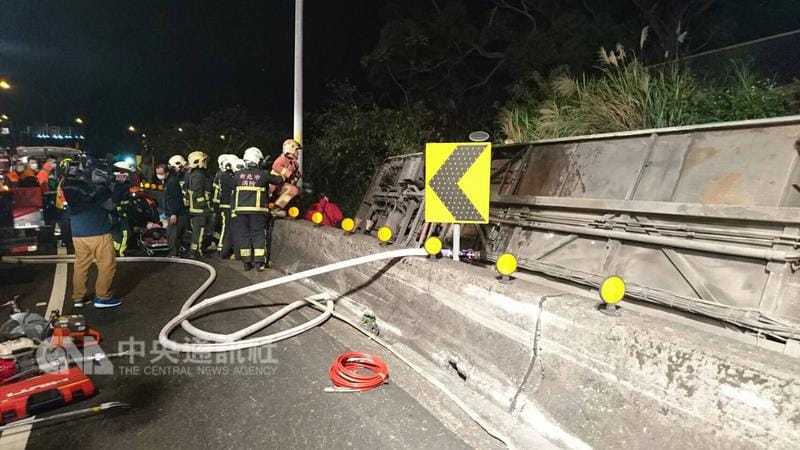 國道5接國道3南下車道，靠近台北市南港的大轉彎處， 13日晚間約9時有一輛大客車翻落邊坡，多人受困車內 。 圖：中央社