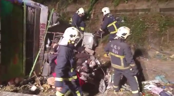 國道5號一輛遊覽車13日晚間發生重大車禍，其中32人死亡，檢察官到案發現場指揮蒐證調查。 圖：翻攝網路