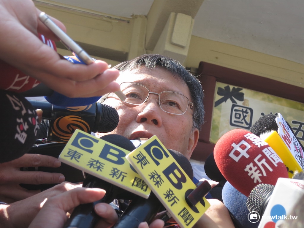 台北市長柯文哲表示，二殯設有家屬服務中心，各個單位都有派駐人在此，家屬若有需要，皆可在這裡處理。 圖：呂佳峻/攝