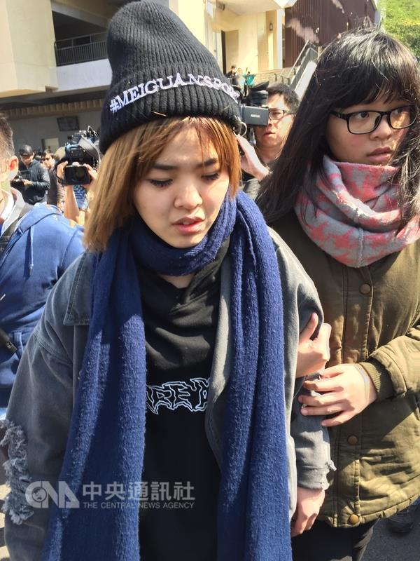 司機女兒康宜甄14日在第二殯儀館受訪時直斥，公司非常過分，其父明明就沒有休息，豈可說他有休息。 圖：中央社