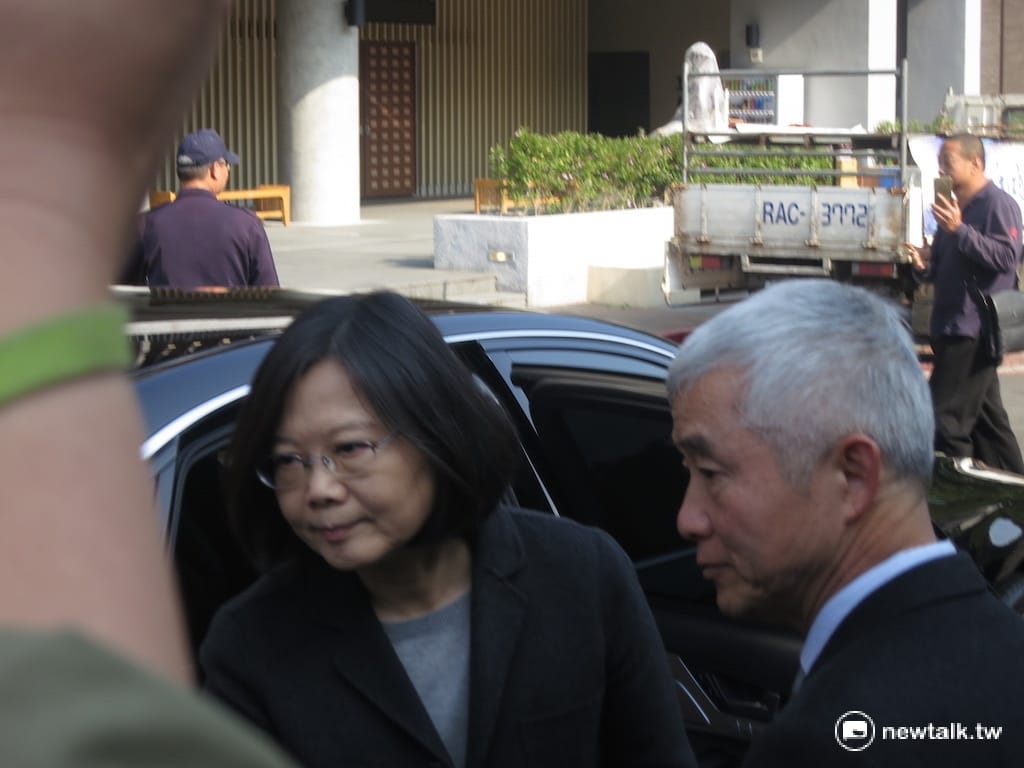 蔡英文總統（左）面色凝重，全程不發一語，交通部長賀陳旦（右）也不願多談。 圖：呂佳峻/攝