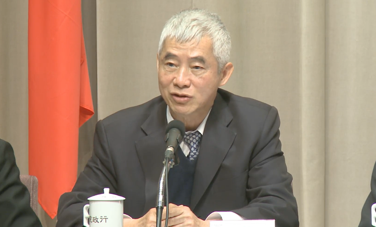 交通部長賀陳旦16日表示，台灣的大客車車體打造產業獲得先進國家肯定，說「拼裝車」不安全是一種污名化。 圖：翻攝自行政院直播畫面
