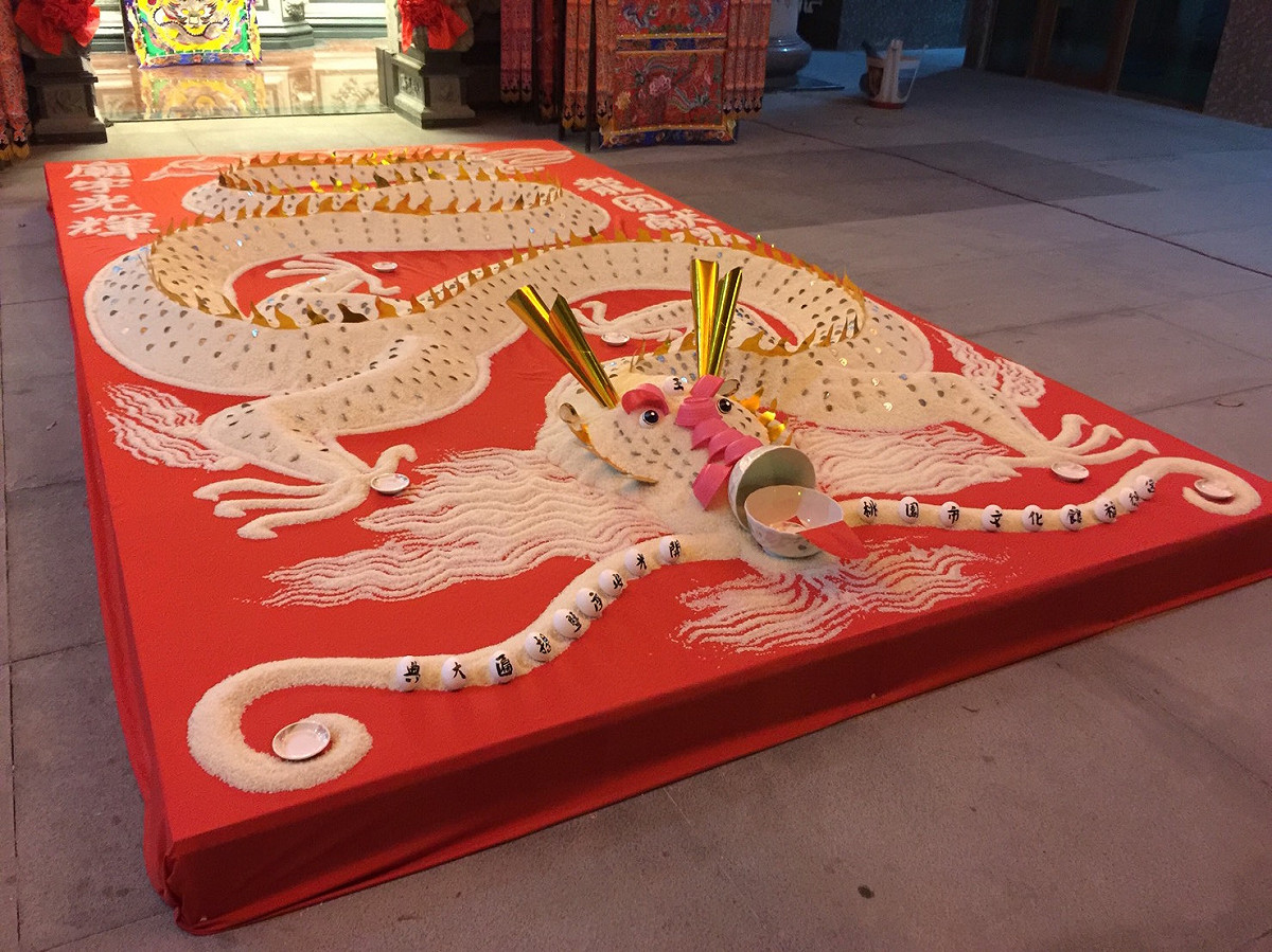 為慶祝桃園市土地公文化館福德宮的福德神開光及地母娘娘安座，桃園妙應壇的五位道長，聯手以500公斤雕塑成銀白米龍，唯妙唯肖、巧奪天工。 圖：桃園市土地公文化館提供