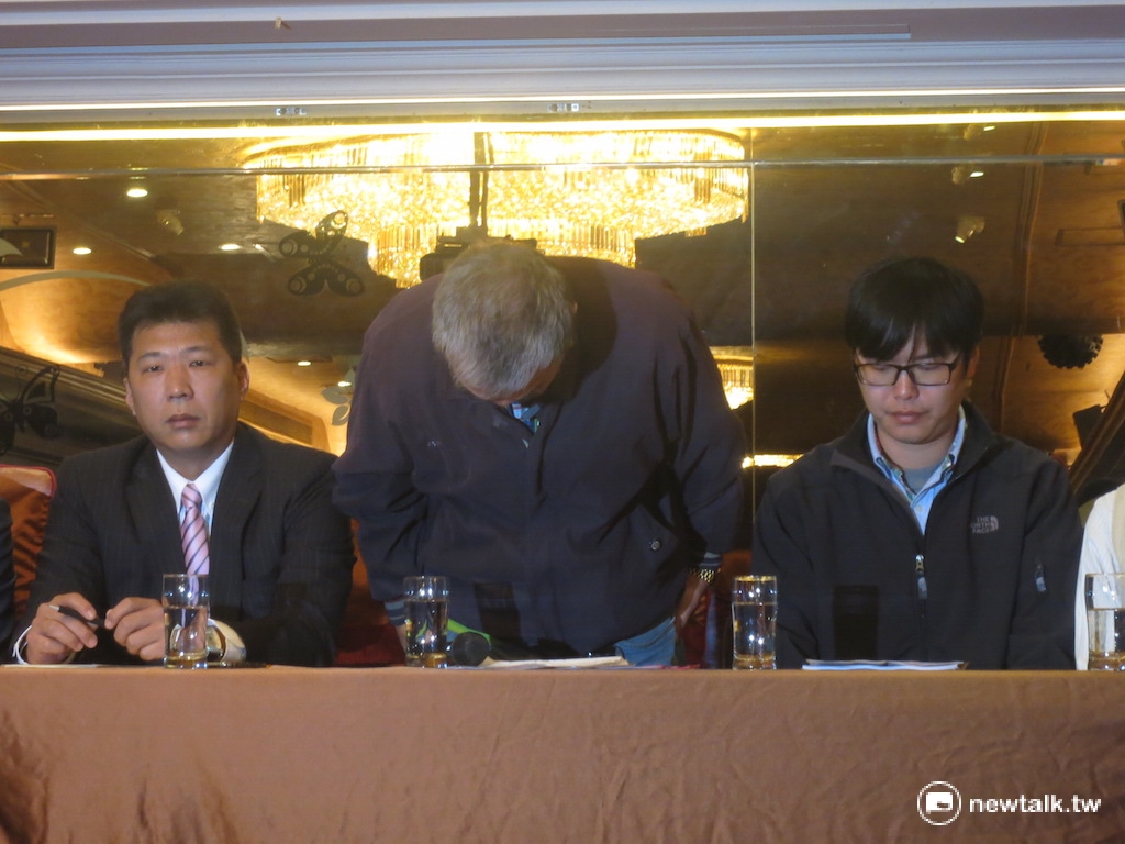 由北市蝶戀花旅行社所承辦的武陵賞櫻團，日前在國道發生嚴重翻車事件，造成33人死亡，震驚各界。對此，蝶戀花旅行社創辦人周比蒼及負責人周繼弘17日首度對外說明並致歉。 圖：呂佳峻/攝