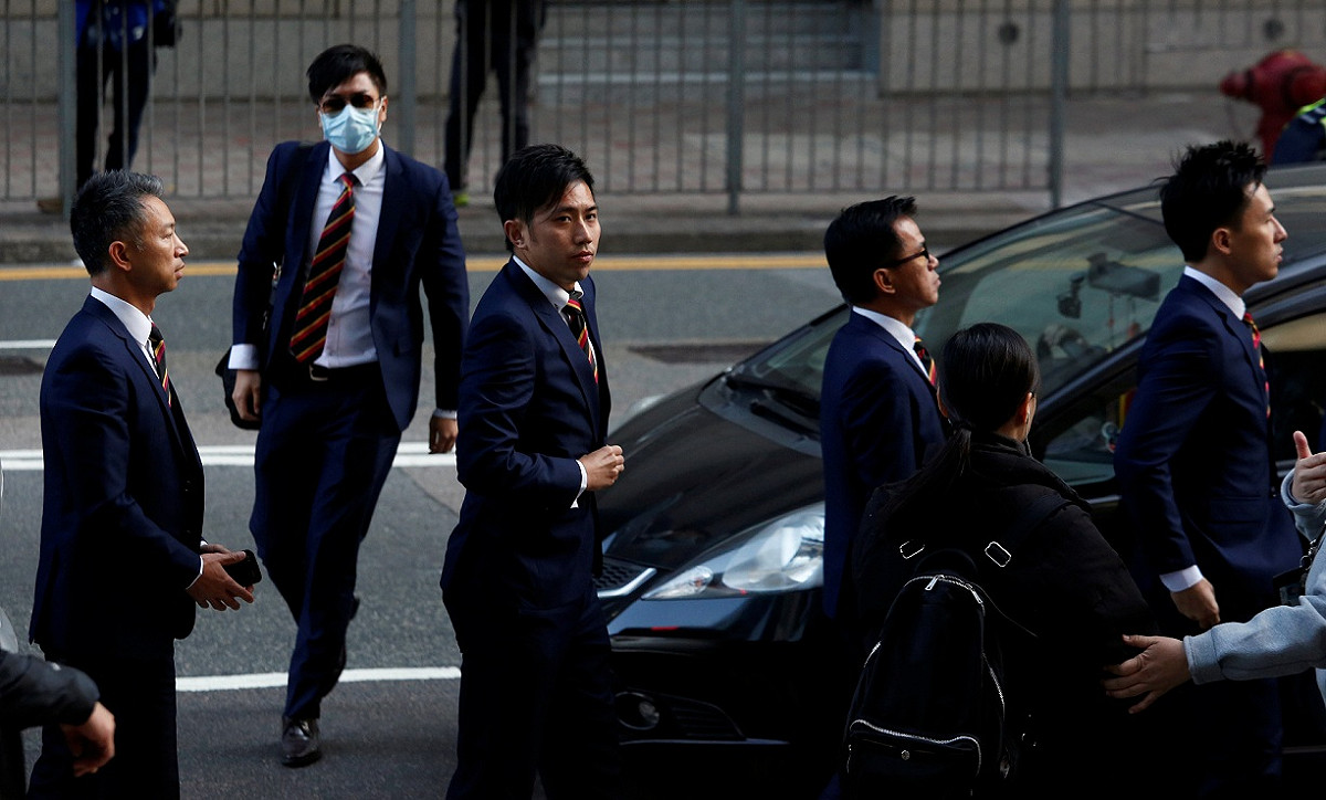 在香港佔中運動爆發期間涉嫌毆打示威者的7名警察，17日全被判刑2年。圖為14日出庭。 圖：達志影像/路透社資料照片。