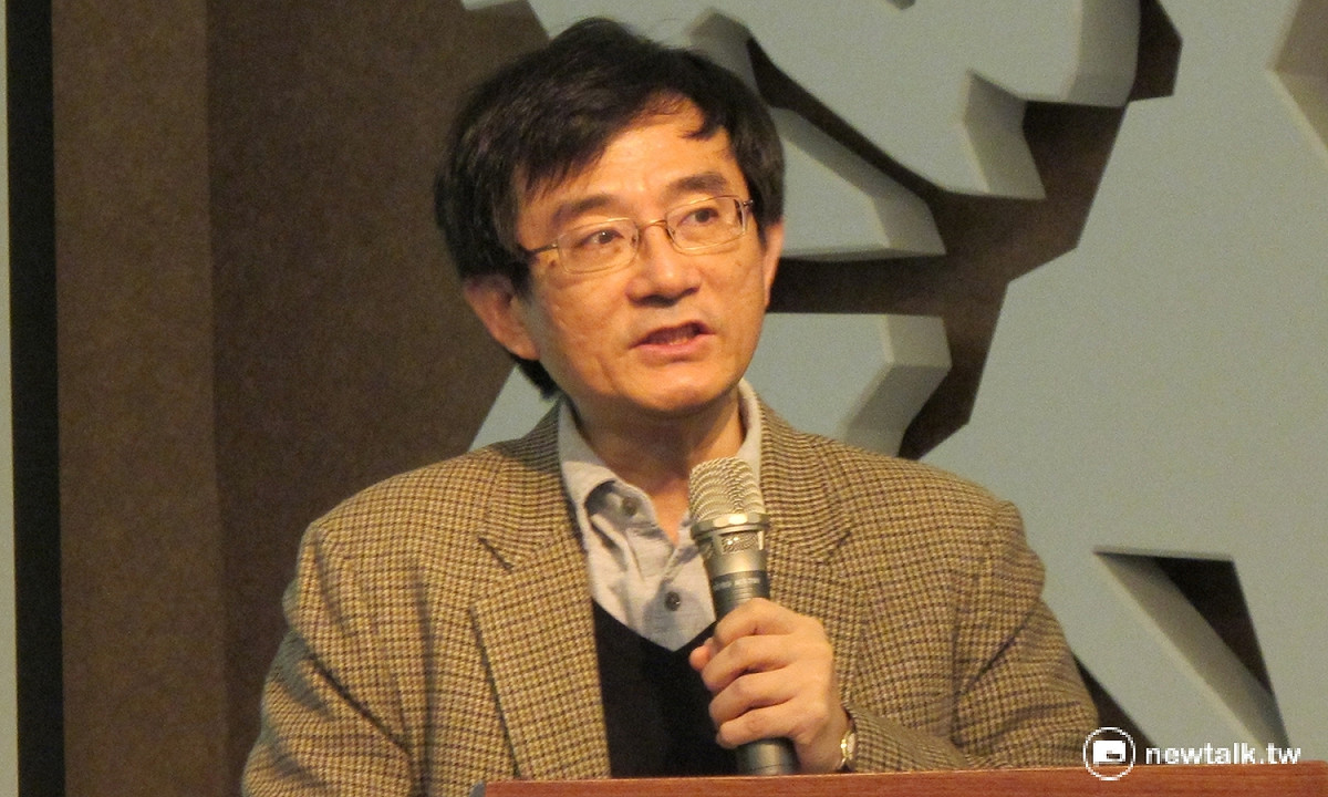 財團法人228事件紀念基金會董事長薛化元17日舉辦「時代在前：228七十週年」記者會。 圖：林朝億/攝