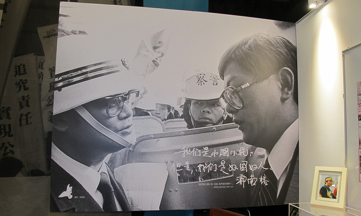 30年前鄭南榕發請228平反活動與憲兵對峙情形。照片為攝影師宋隆泉拍攝。 圖：宋隆泉/攝