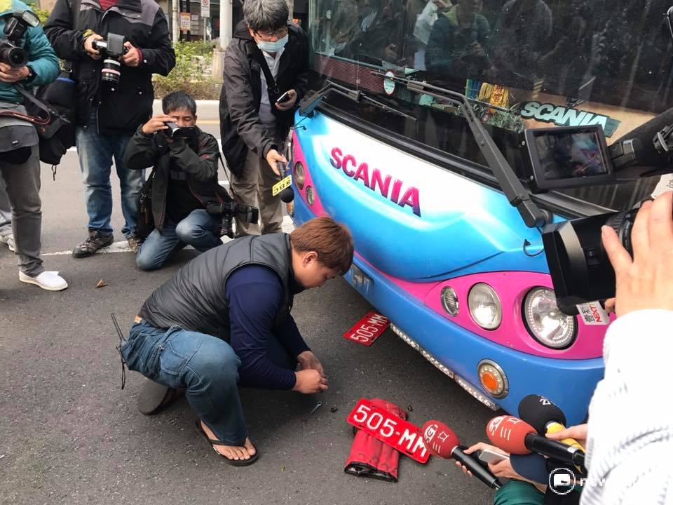 友力旗下靠行車出主當場將牌照親自拆下，表達抗議。 圖：呂佳峻/攝