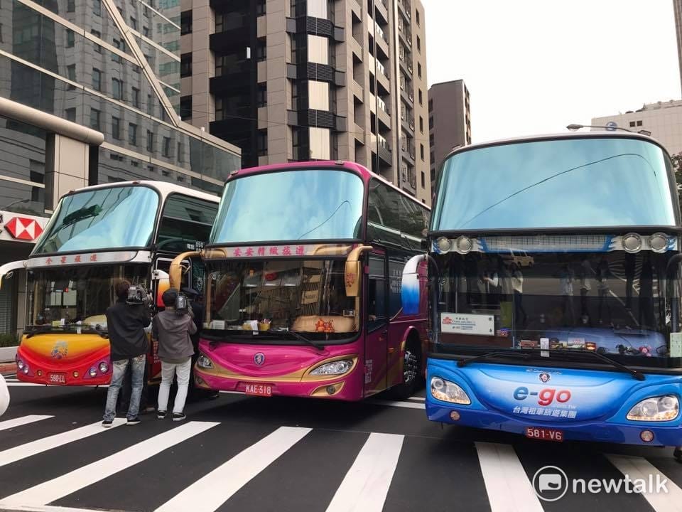 遊覽車路上停靠阻礙交通。 圖：新頭殼資料庫