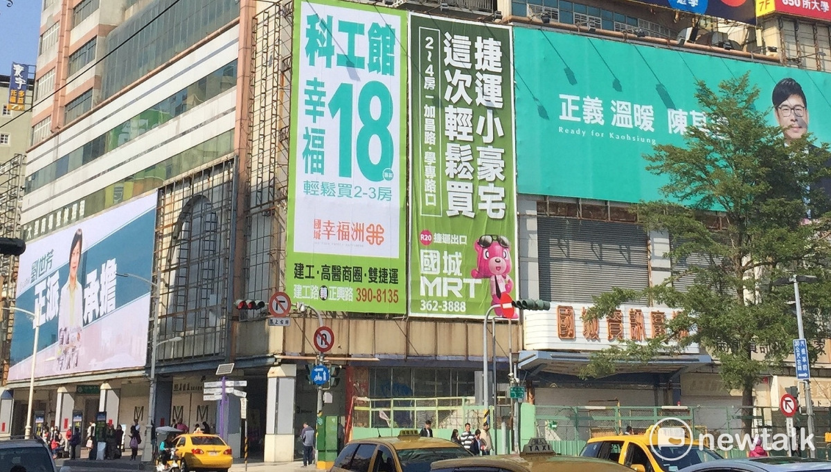 民進黨高雄市長黨內初選打得火熱，高雄車站前的舊遠東百貨大樓，也成為候選人看板兵家必爭之地，左側為劉世芳看板，右側為陳其邁看板。 圖：柯昱安/攝（資料照片）