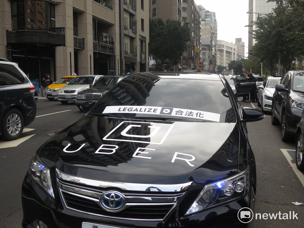 Uber合作司機10日上午赴交通部前陳情抗議，並宣稱發動300台Uber司機繞行交通部。 圖：新頭殼資料照片。