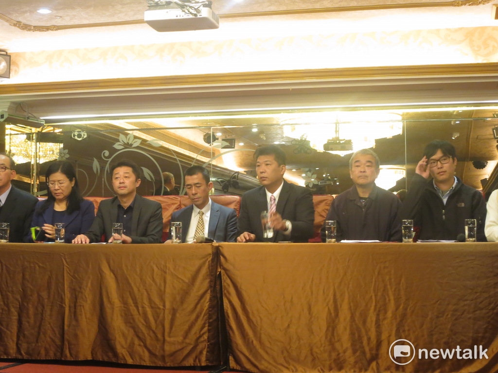 士林地檢署對蝶戀花創辦人周比蒼父子等人判決不起訴處分。圖為資料照片，為蝶戀花創辦人周比蒼(右二)等召開記者會道歉畫面。 圖：呂佳峻/攝