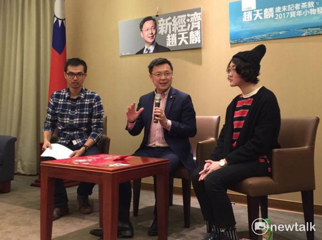 民進黨立委趙天麟（中）16日公佈賀年文宣，他表示，已向陳菊表達參加黨內初選意願，陳菊也表示祝福。 圖：柯昱安/攝