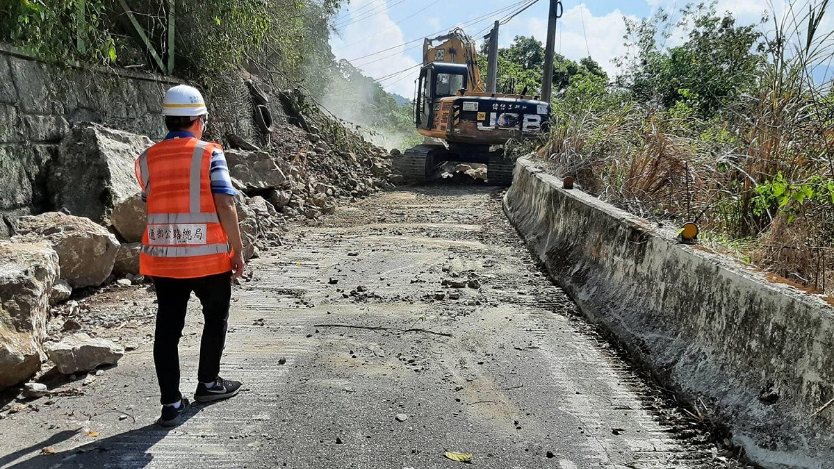 六十石山的旅客道路於上午11點30分搶通後，所有遊客都已接運下山。 圖：擷自蘇貞昌臉書