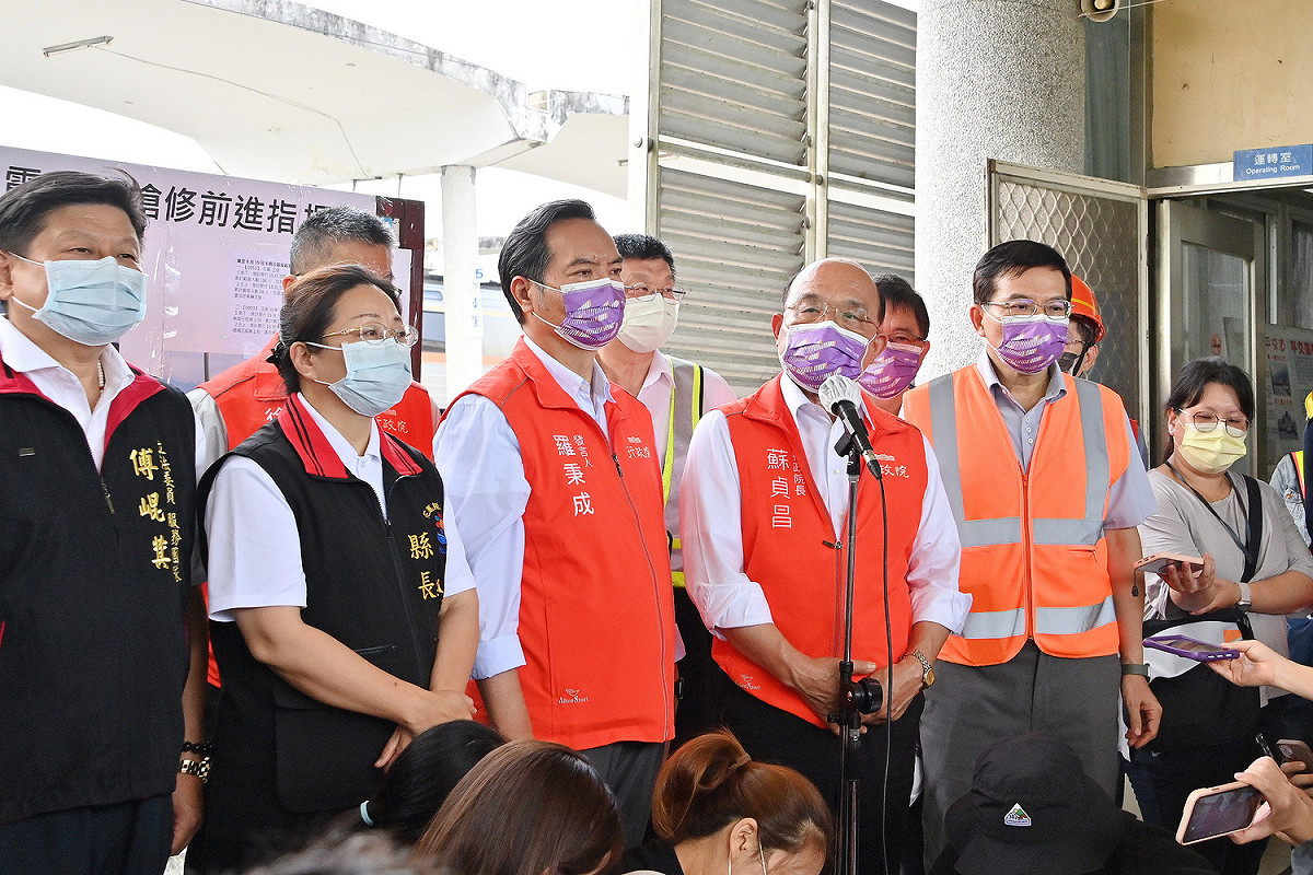 行政院長蘇貞昌今（19）日視察花蓮東里火車站受損情形後受訪。 圖：行政院提供