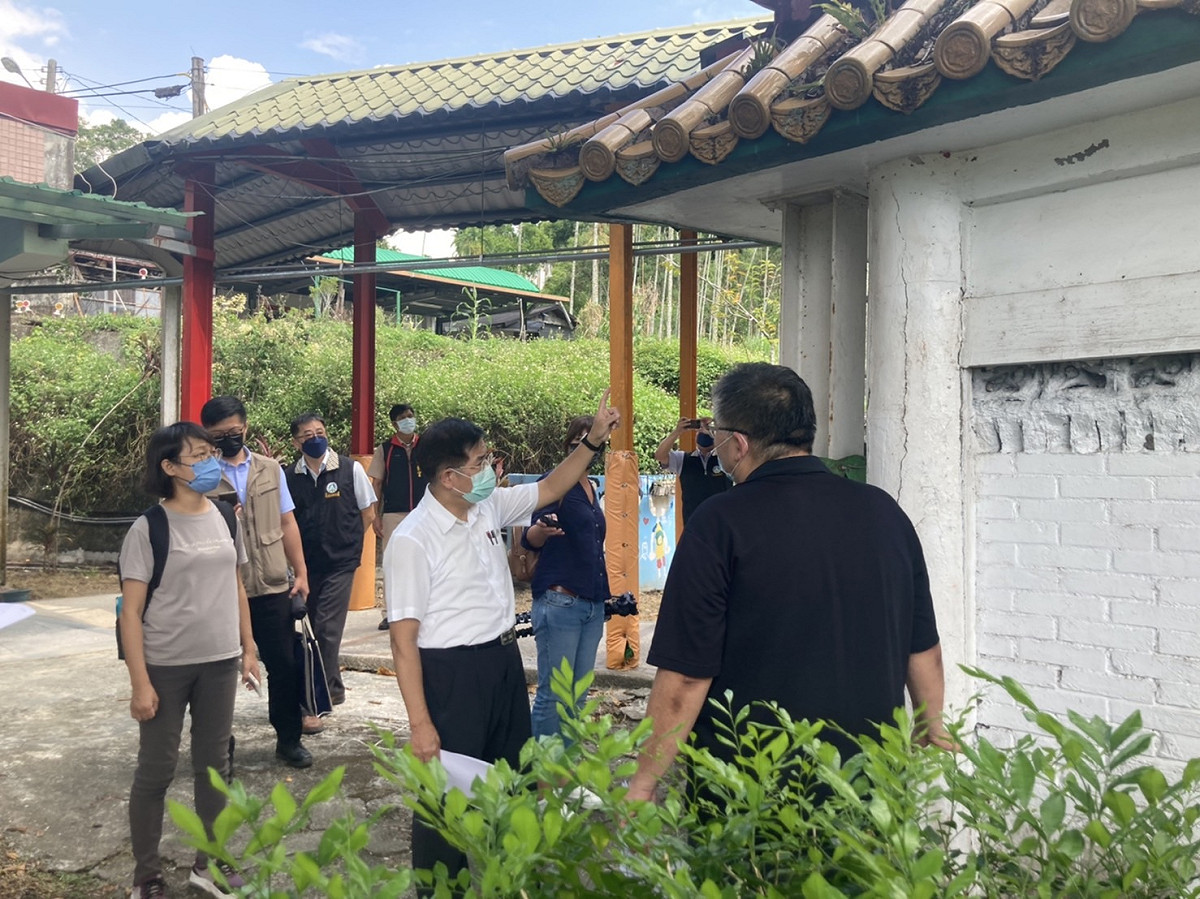 潘文忠到花蓮樂合國小勘災。 圖：取自教育部官焹