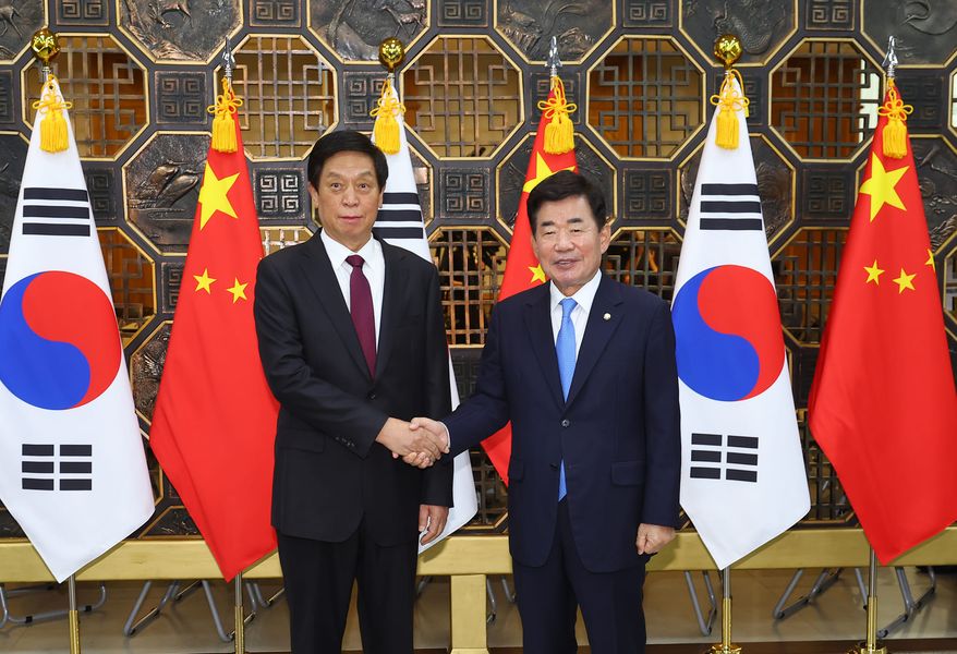 中國全國人大常委會委員長栗戰書（左）16 日與韓國國會議長金振杓（右）會面。 圖：翻攝自金振杓臉書