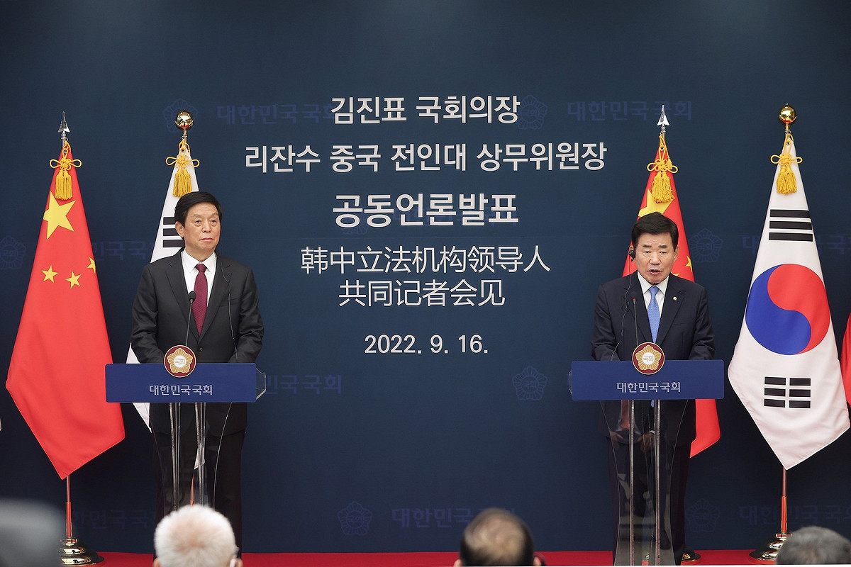 中國全國人大常委會委員長栗戰書（左）16 日與韓國國會議長金振杓（右）會面。 圖：翻攝自金振杓臉書