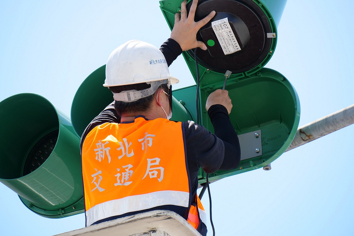新北市130處路口將於今年底前安裝不斷電系統。 圖：新北市交通局提供