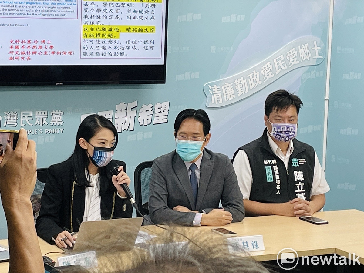 民眾黨新竹市長參選人高虹安（左）今日親上火線說明論文抄襲事件。 圖：周煊惠 / 攝