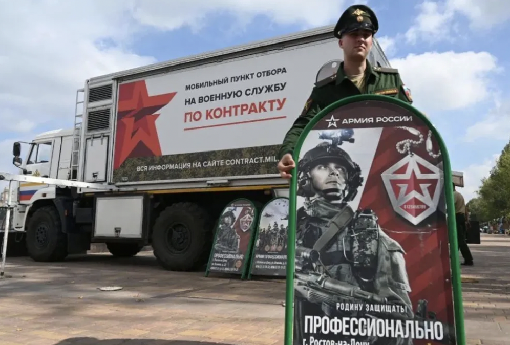 俄軍最新徵兵卡車曝光，稱要找「真男人」。 圖：翻攝自樞密院十號。（資料照）