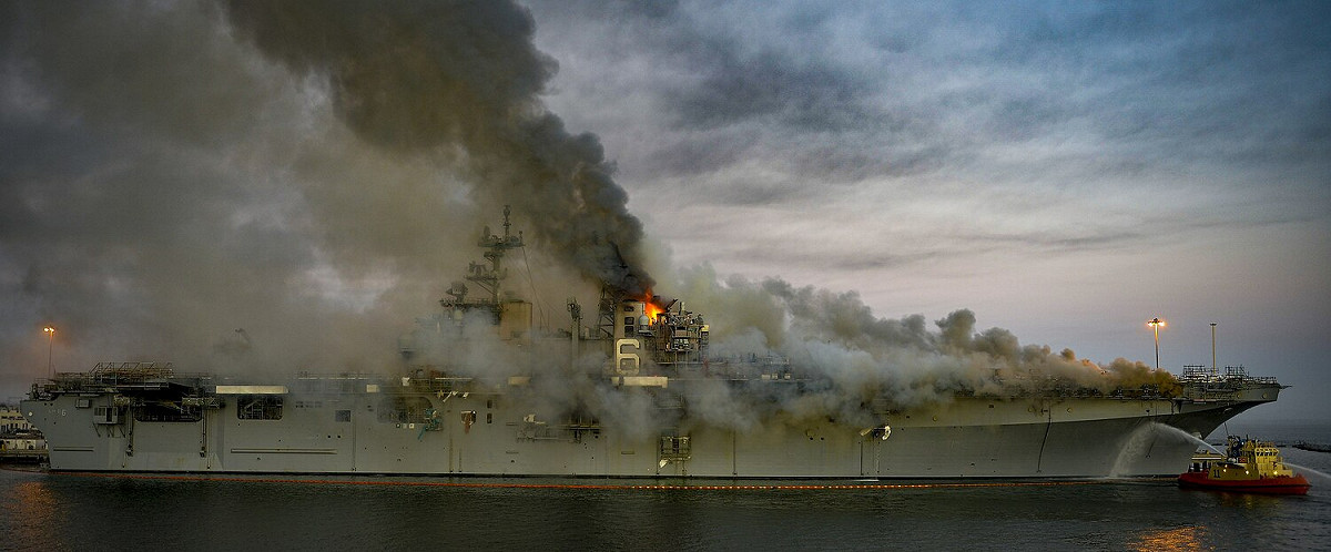 美國海軍黃蜂級兩棲登陸艦「好人理查號」（USS Bonhomme Richard）2020年7月失火，整艘船艦遭到報廢。 圖：翻攝自維基百科（資料照）