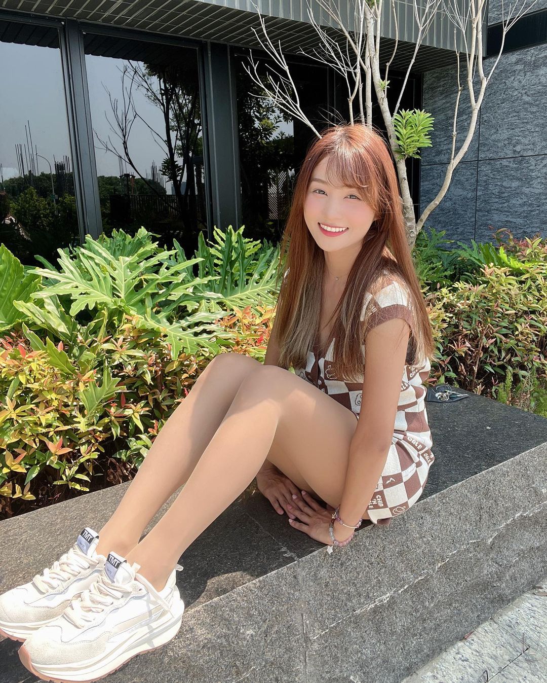 邱紫庭的短裙露出超長美腿。 圖：翻攝自IG/chloe_320