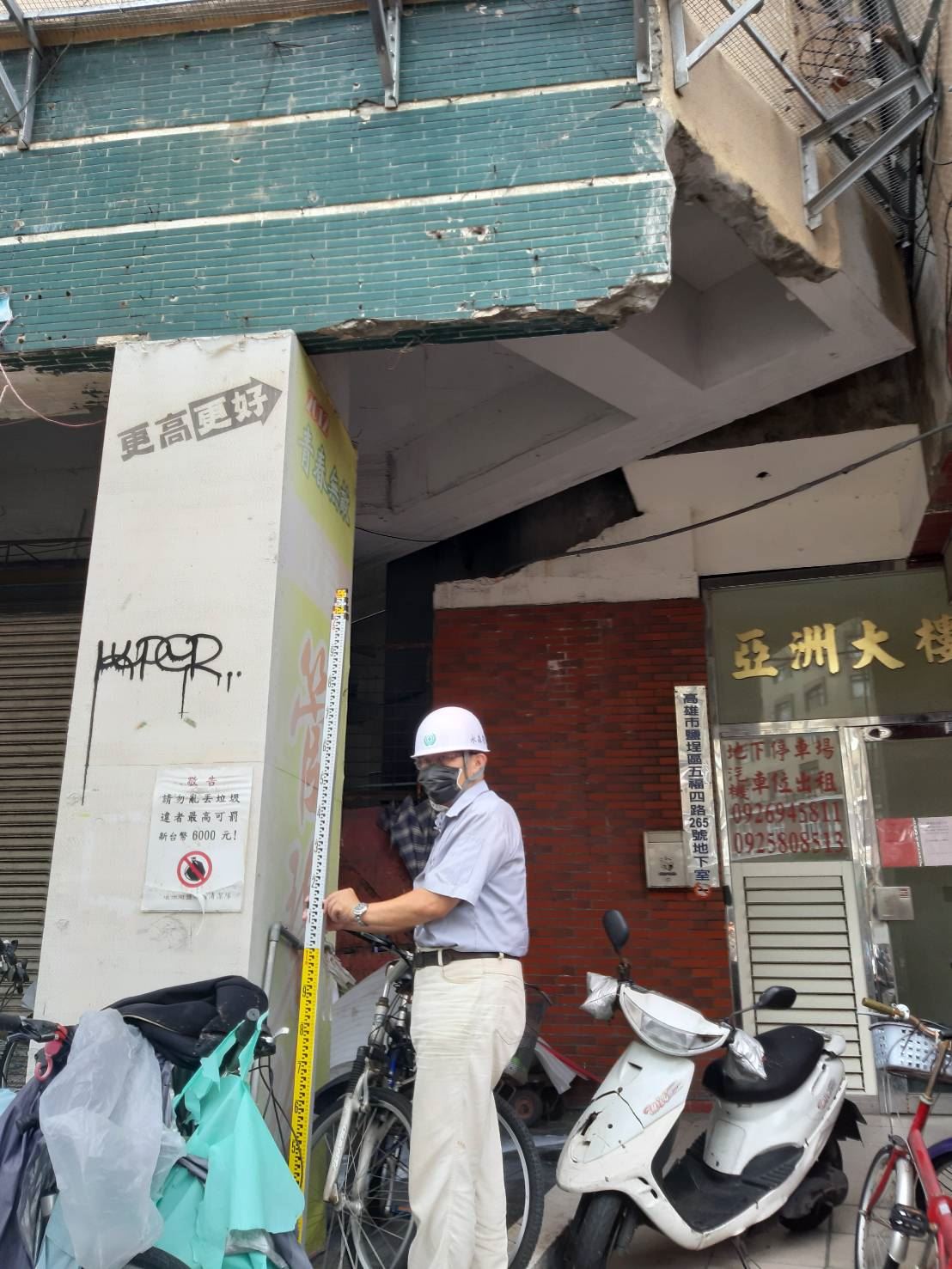 近日地震不斷，高雄出現「貼鄰房」景象，市府急赴現場勘查。 圖：高雄市政府提供