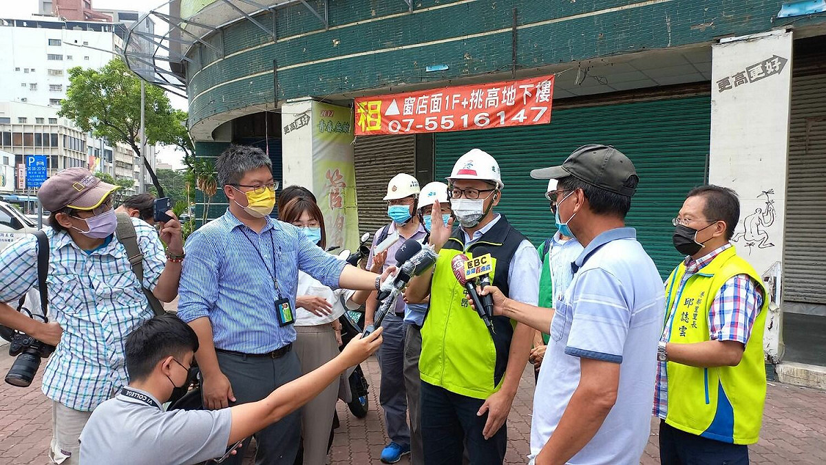 近日地震不斷，高雄出現「貼鄰房」景象，市府急赴現場勘查。 圖：高雄市政府提供