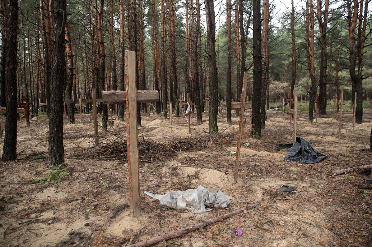 伊久姆市亂葬岡發現了146 具屍體，死者大部分都是平民。 圖：翻攝自推特 Oleksiy Goncharenko (@GoncharenkoUa)