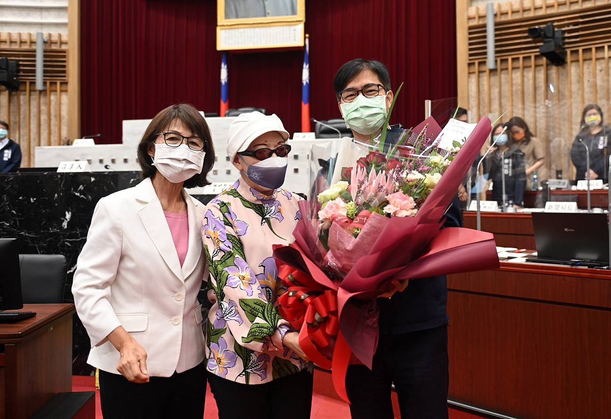 陳其邁(右)獻花給許慧玉(中)。 圖：高雄市政府提供