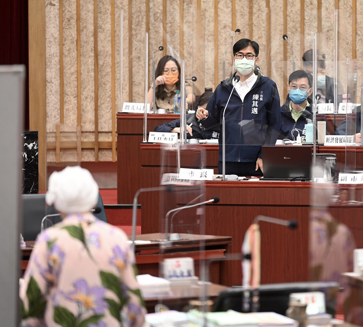 陳其邁(中)表示高雄全面體檢老舊高風險建物。 圖：高雄市政府提供