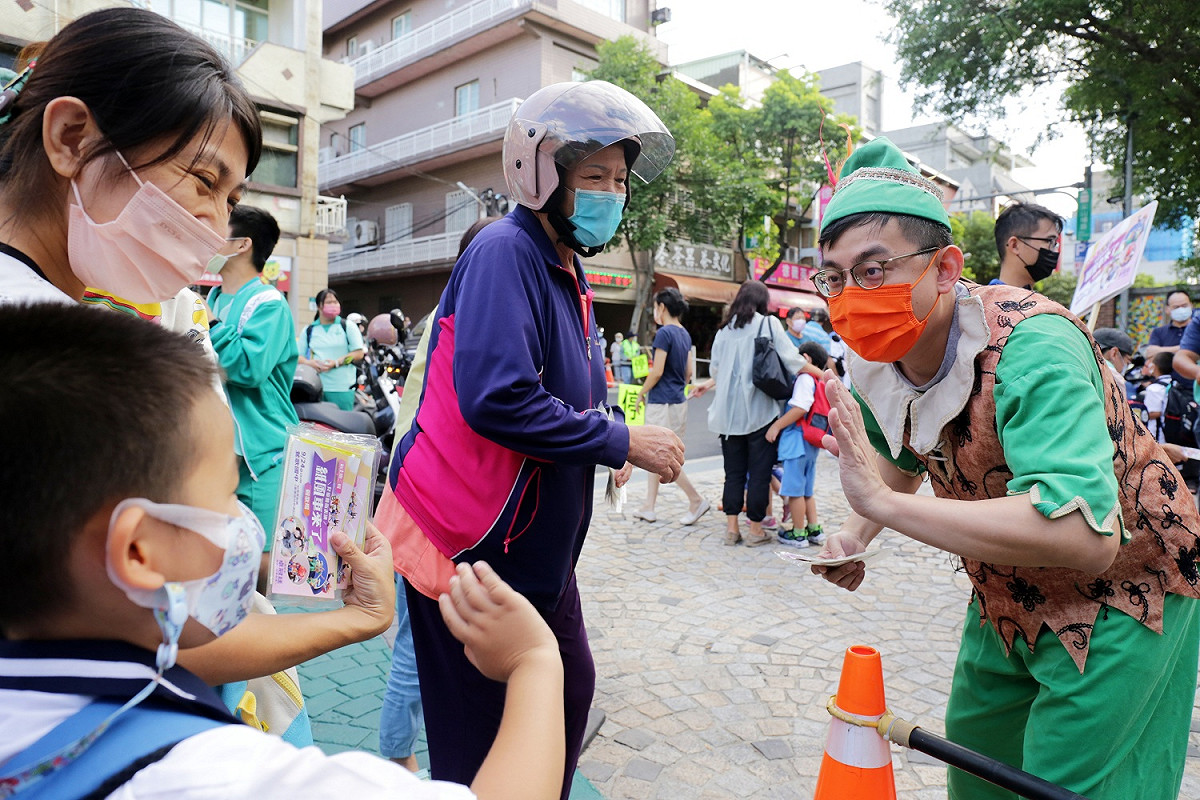 新北市議員侯選人卓冠廷化身「小飛俠」現身鶯歌宣傳紙風車。 圖：卓冠廷選辦提供