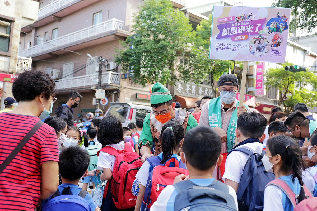 新北市議員侯選人卓冠廷化身「小飛俠」現身鶯歌宣傳紙風車。 圖：卓冠廷選辦提供
