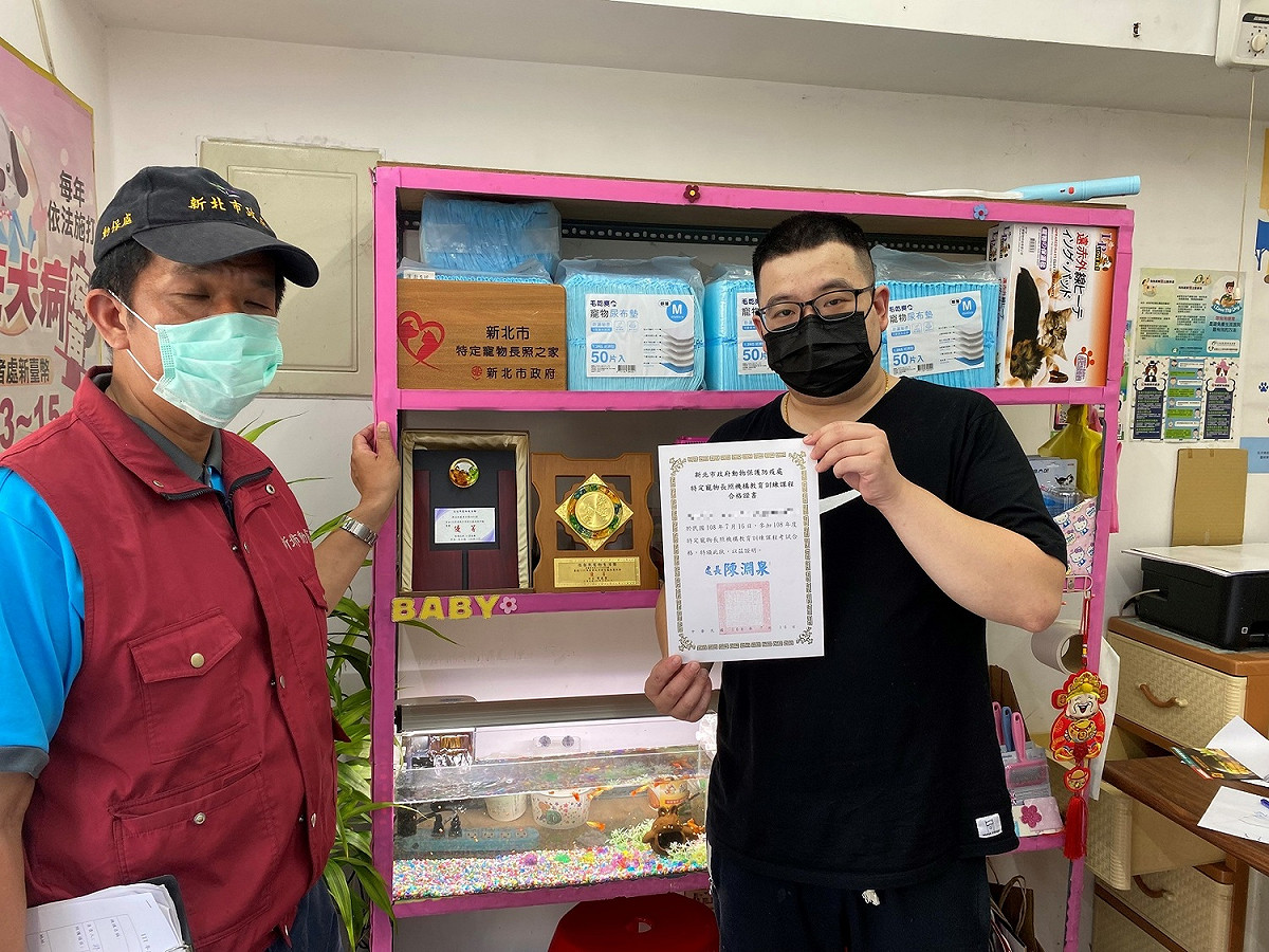 動保處人員至特定寵物長照之家查核。 圖：新北市動保處提供
