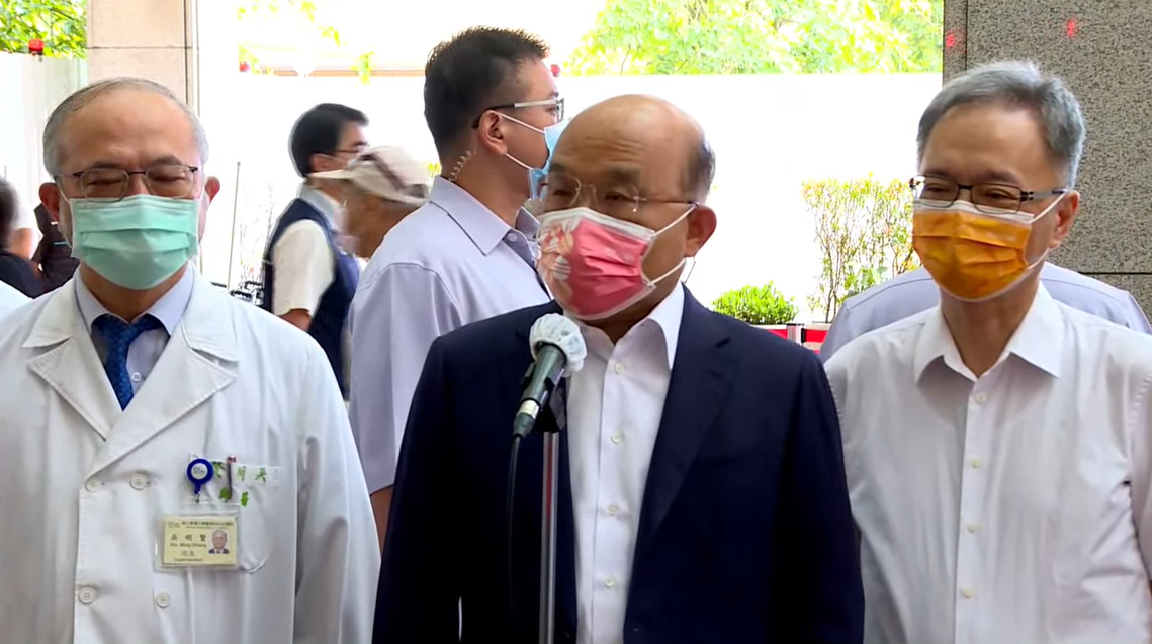 行政院長蘇貞昌今（21）天上午7:50到台大醫院接種第四劑COVID-19疫苗時受訪。 圖：擷自直播畫面