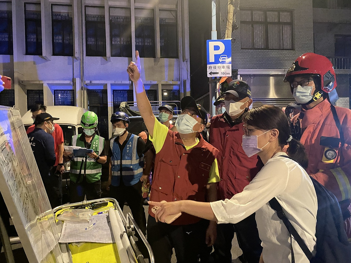 新北市長侯友宜接獲通報後也立即親赴現場，除了解火災狀況也慰問現場救災消防同仁的辛勞。 圖：新北市消防局提供