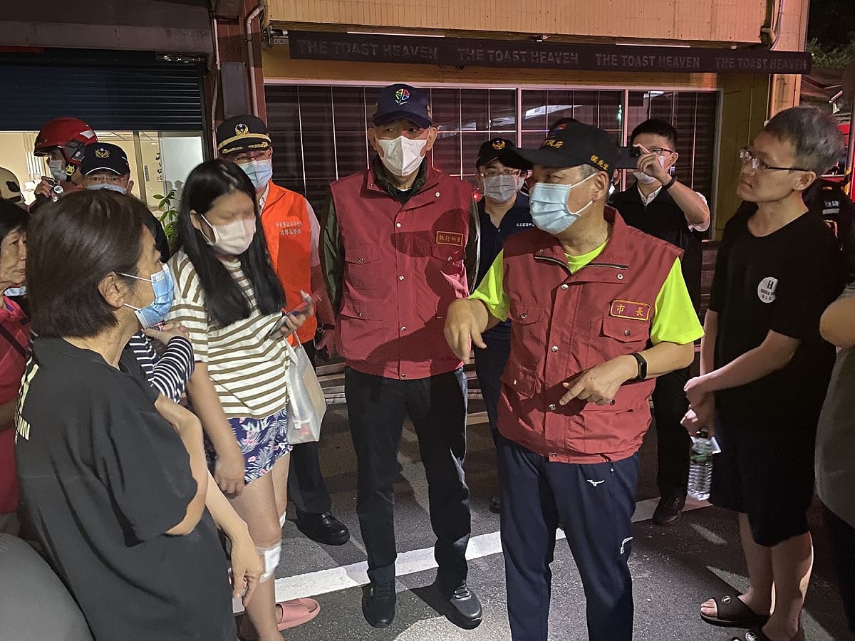 今日(21)日凌晨約三點半，新北市板橋區明德街1巷內「單人房」旅館4樓冒出黑煙，消防隊接獲報案後於5分鐘內趕抵現場，迅速佈線入室。 圖：新北市消防局提供