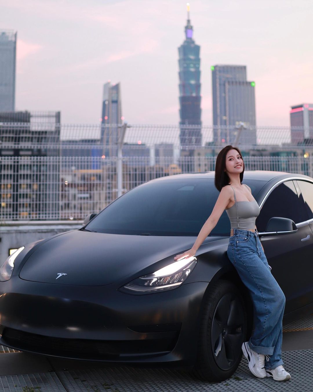 蔡瑞雪曬出和愛車的合照。 圖：翻攝自IG/snowbabyq