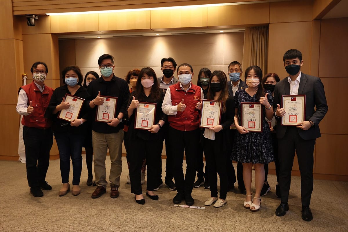 今(21)日市政會議上，新北市長侯友宜與觀旅局長楊宗珉（左一），頒發感謝狀給防疫旅宿業者，共同對這群幕後的防疫英雄表達感謝。 圖：新北市觀旅局提供