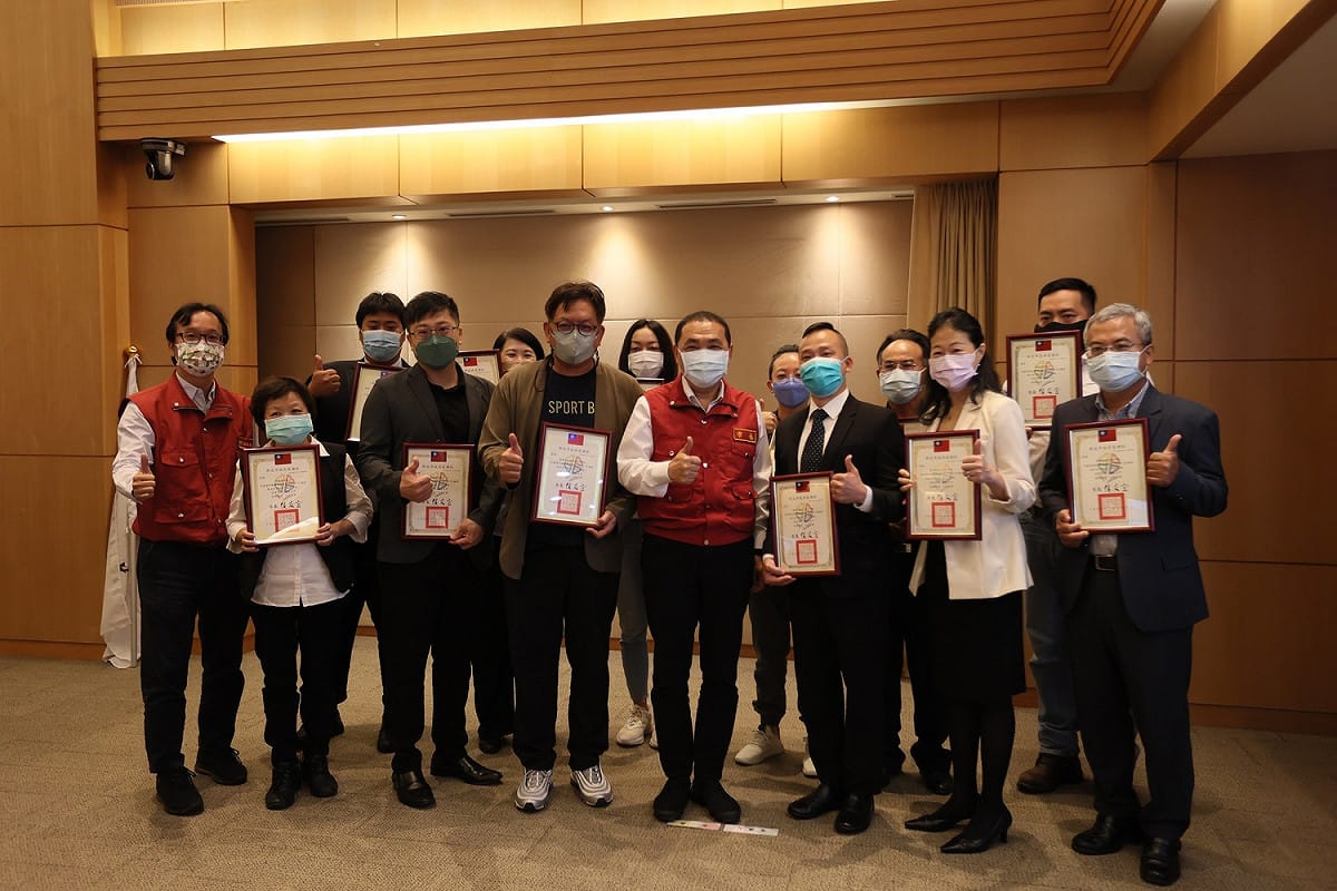新北市長侯友宜頒發感謝狀給防疫旅宿業者，表揚疫情期間的把關及付出。 圖：新北市觀旅局提供