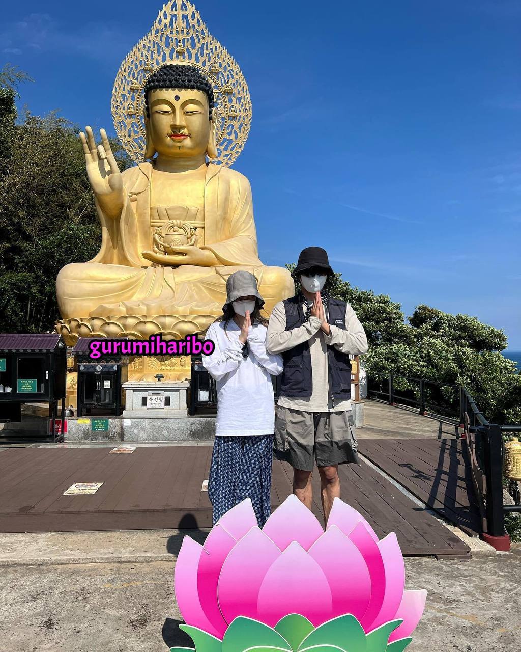 疑似是Jennie和V站在大佛前參拜的合照。 圖：翻攝自推特