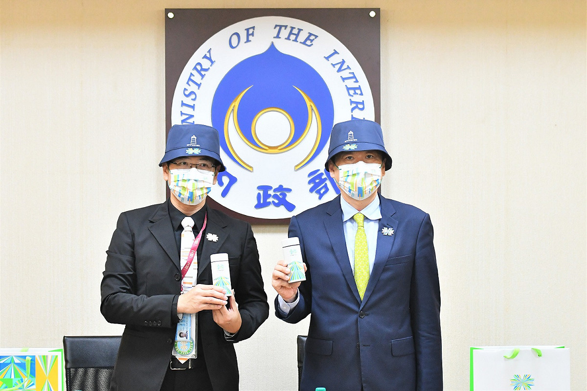 慶籌會展示今年國慶禮賓紀念品。 圖：慶籌會提供