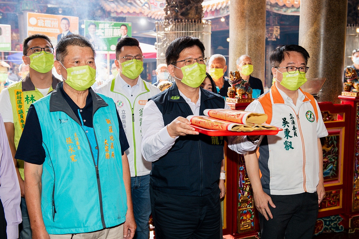 林佳龍今（21）日在競選總部總幹事吳秉叡立委、市議員何淑峯、鍾宏仁、候選人翁震洲、林秉佑的陪同下，前往新莊地藏庵大眾廟參香。 圖：林佳龍競辦提供