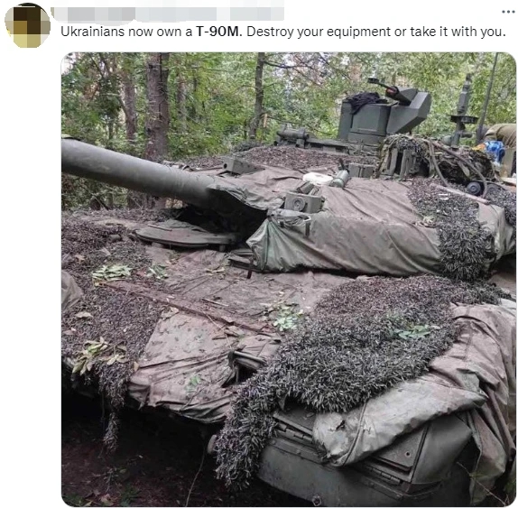 俄軍倉皇逃跑，遺棄了整台價值450萬英鎊的 T-90M 坦克。 圖 : 翻攝自推特
