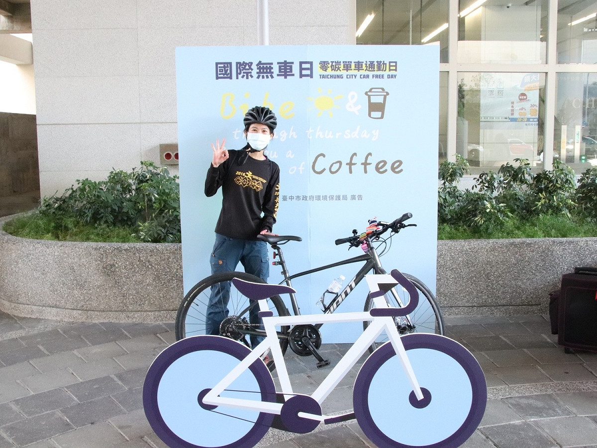 與活動背板合影可額外獲得精美禮品。 台中市政府環保局/提供