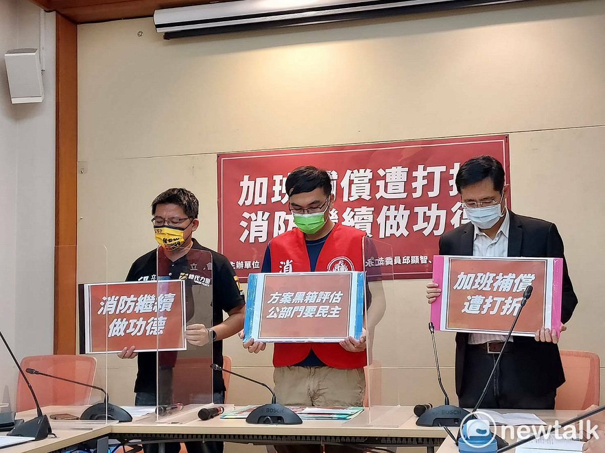 適逢921地震週年，消防員工作權益促進會召開記者會前，替受難者默哀一分鐘。 圖：陳佩君／攝