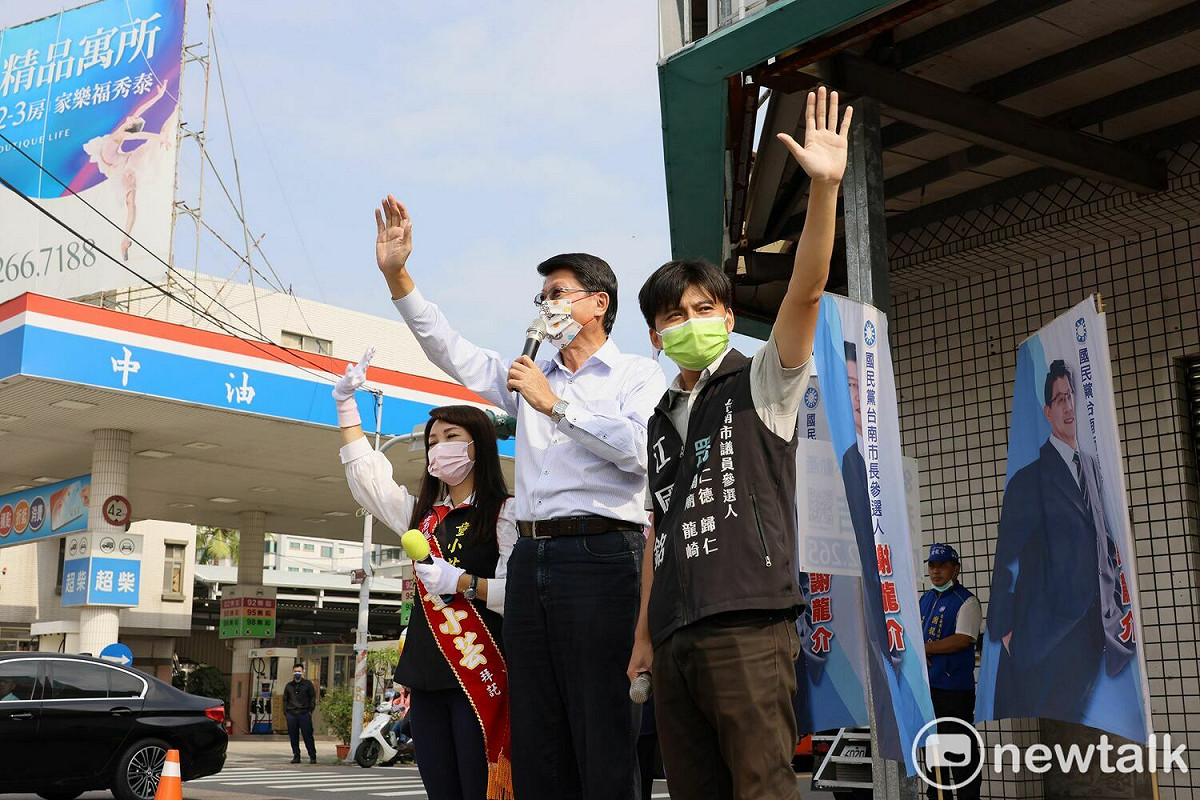 國民黨台南市長候選人謝龍介與民眾黨第 11 選區議員候選人江國銘、國民黨安南區議員候選人童小芸合體，在仁德區中山路拜票演講。 圖：黃博郎／攝