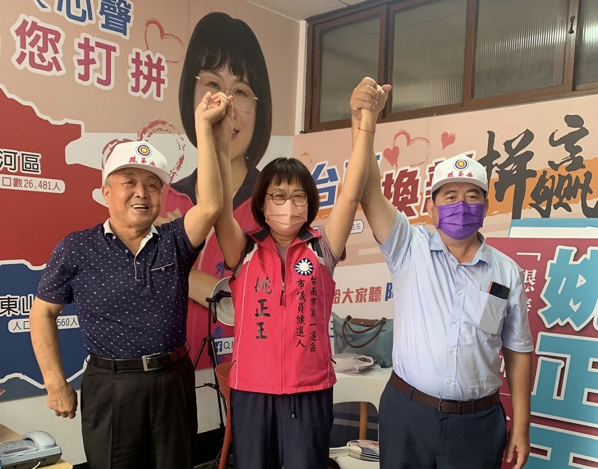 林義豐的競選總部副主委、前台南市議長方金海到姚正玉競選總部送邀請卡，為姚正玉加油打氣，並邀請姚正玉出席週末在新營舉辦的溪北造勢大會。 圖：黃博郎／攝