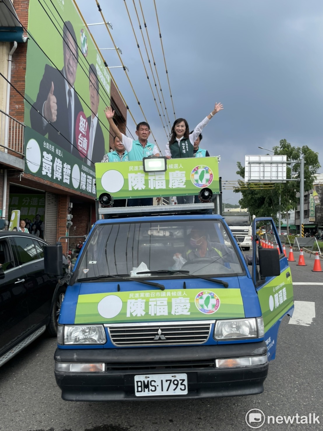民進黨徵召台南市議員候選人陳福慶展開戰車車隊遊行，邀請立委林宜瑾站上戰車，為山區街頭肉聲車隊首發，車隊從玉井競選總部出發，並繞行左鎮區、南化區、楠西區，於楠西鬧區徒步按戶拜票。 圖：黃博郎／攝